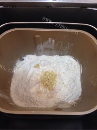 好吃的蒜香乳酪手撕面包做法图解1)