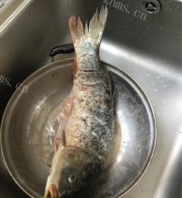 色香味俱全的红烧鲤鱼做法图解2)