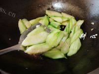 营养丰富的肉片炒丝瓜做法图解8)