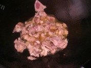 美味的蒜苔炒肉片做法图解3)