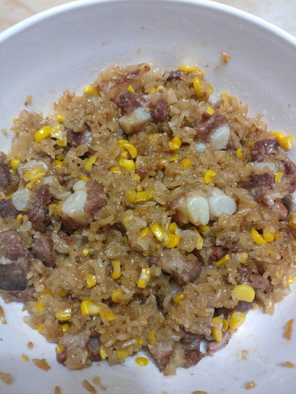 色泽鲜亮的糯米排骨
