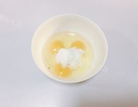自制黑芝麻鸡蛋卷做法图解4)
