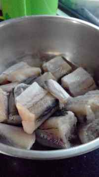 好吃的豆腐炖雪鱼做法图解2)