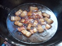 美味的板栗红烧肉做法图解6)