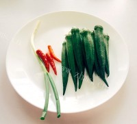 五味俱全的白灼秋葵做法图解1)