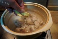 美味好喝的通草猪脚汤做法图解3)