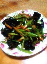 香飘的芹菜炒木耳