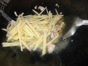 美味的豇豆炒土豆丝做法图解6)