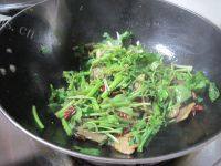 家常菜芹菜炒腊肉做法图解9)