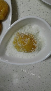 香气浓郁的椰蓉南瓜糯米糍做法图解8)