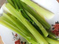 易做的芹菜炒肉做法图解1)