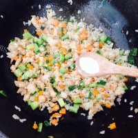 鸡丁炒米饭做法图解12)