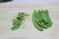 家常菜荷兰豆炒腊肠做法图解3)