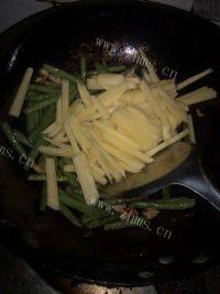 很有食欲的四季豆炒土豆做法图解5)