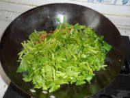 家常菜肉片炒芹菜做法图解4)