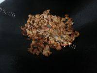 色泽不错的菜椒炒肉做法图解7)