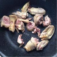 美味可口鸭肉炖粉条做法图解4)