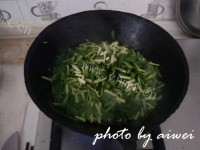 美味的韭菜炒小河虾