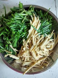 诱人的韭菜炒千张做法图解1)