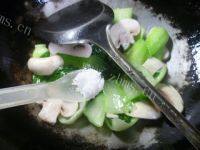 家常菜蘑菇炒青菜做法图解6)