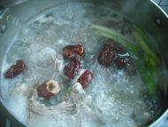 美味茶树菇猪肋骨做法图解8)