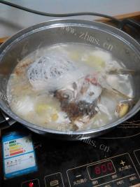 营养白菜粉丝鱼头汤做法图解6)