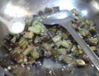 家常菜肉末烧茄子做法图解14)