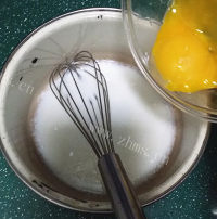 自制草莓奶油蛋糕卷做法图解3)
