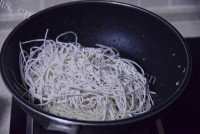 香气浓郁的粉条炒鸡蛋做法图解9)