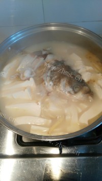 独特的鱼头炖豆腐做法图解5)