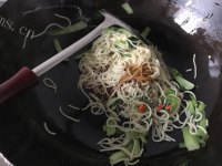 芳香四溢的炒面做法图解5)
