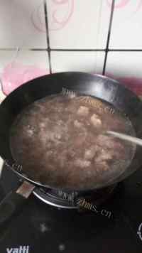 美味的牛腩炖西红柿做法图解4)