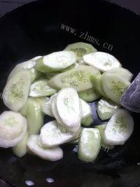 家常菜黄瓜炒火腿肠做法图解3)