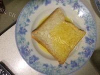 色香味俱全的煎面包片做法图解3)