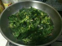 菠菜炒虾皮做法图解1)