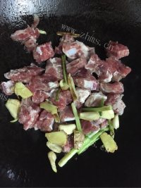 美味的土豆焖排骨做法图解3)