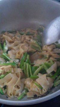家常菜尖椒炒干豆腐做法图解4)
