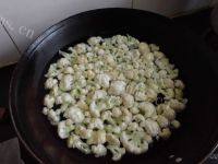 家常菜菜花炒肉做法图解2)