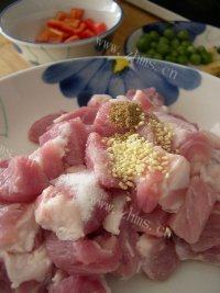 诱人的菠萝咕佬肉做法图解2)