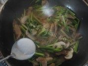 蒜苔烧肉做法图解9)