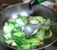 美味营养的肉丝炒油菜做法图解11)