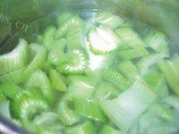 家常菜西芹炒腊肉做法图解2)