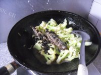 美味的豆豉鲮鱼烧菜花做法图解7)