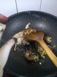 袖珍菇炒肉片做法图解7)
