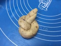 口感暄软的红糖红枣核桃面包做法图解16)