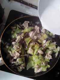 家常菜莴笋木耳炒肉片