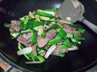 家常蒜苗炒牛肉做法图解8)