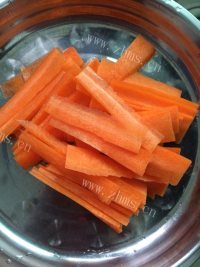 家常菜芹菜炒胡萝卜做法图解2)