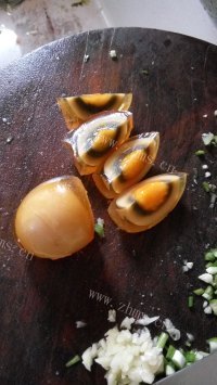 唇齿留香的凉拌皮蛋做法图解3)