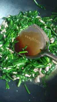 色香味俱全的韭菜炒肉丝做法图解7)